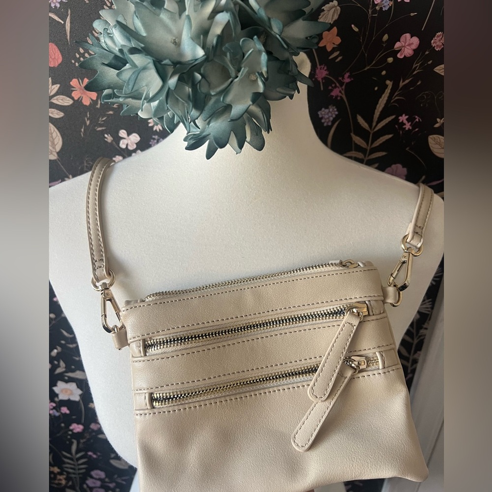 Small cream cross body purse, great for travel
